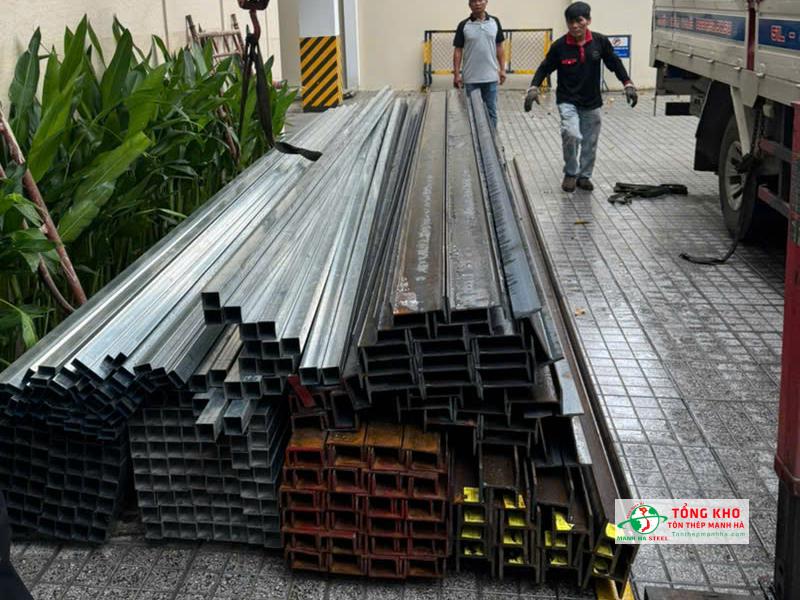 Bàn giao I150, H100, U100 Posco và thép hộp cho công trình cải tạo khách sạn khu vực đường Trần Quốc Thảo, Quận 3