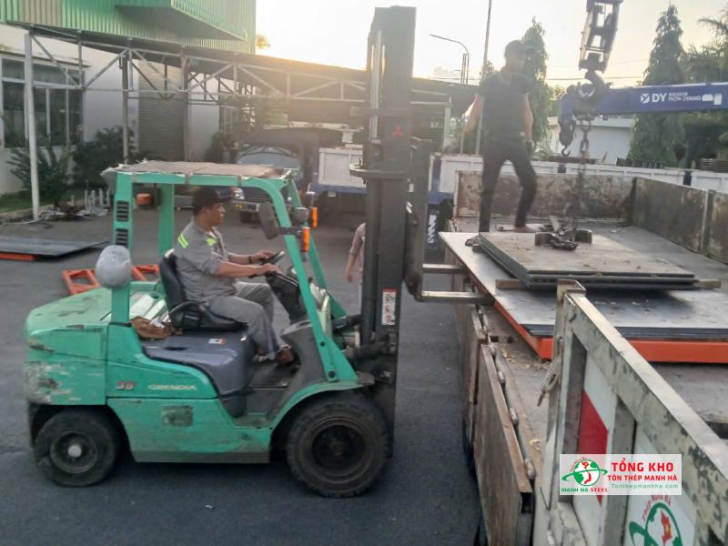 Giao 10 tấm thép Posco dày 10mm cải tạo văn phòng công ty tại Quận 5