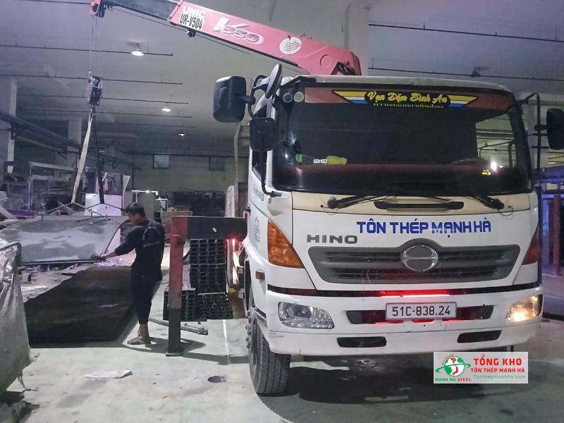 Giao thép tấm, thép I và U Posco cho nhà xưởng gia công bảng quảng cao tại Quận 5