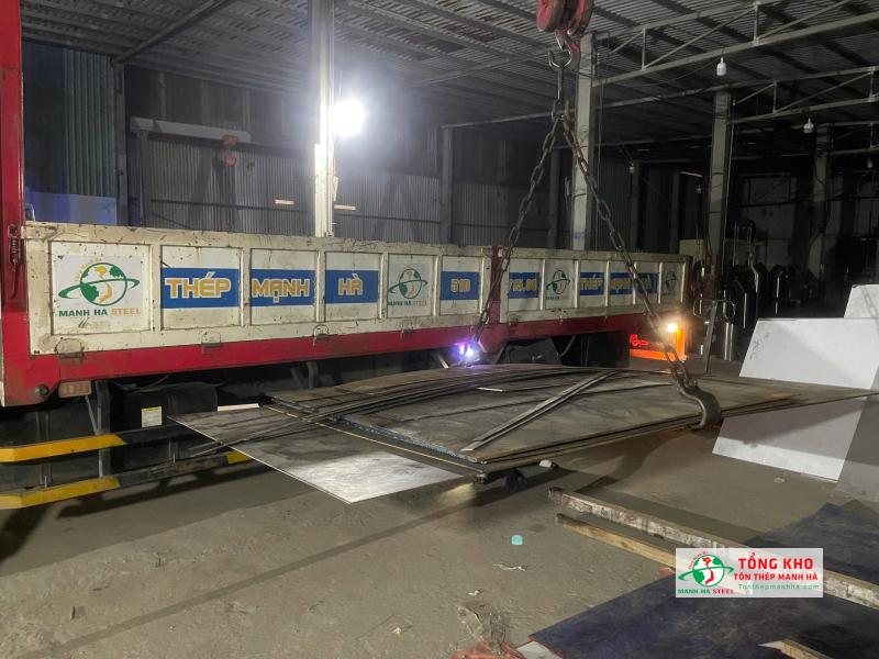 Giao 7 tấm Posco dày 8mm khổ 1220x2240 cho nhà xưởng tại đường Hậu Giang, Quận 6