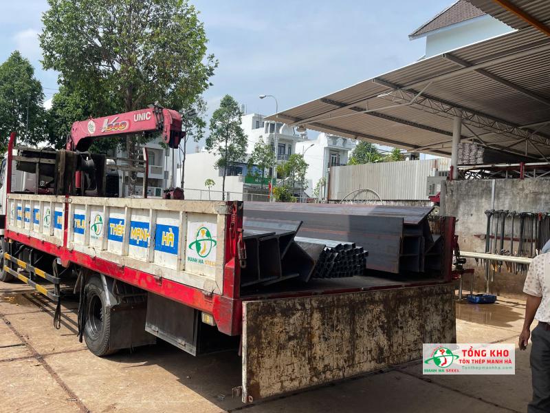 Bàn giao thép H400 Posco và thép hộp cho công trình mở rộng nhà kho tại đường Văn Thân, Quận 6
