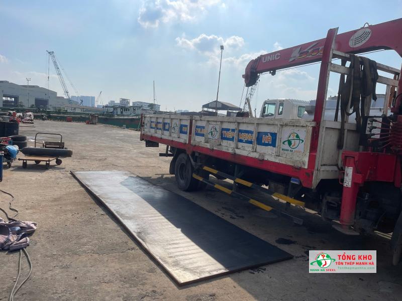 Giao thép tấm Posco cho xưởng đóng tàu tại Cảng Biển Đông, Tân Thuận, Quận 7