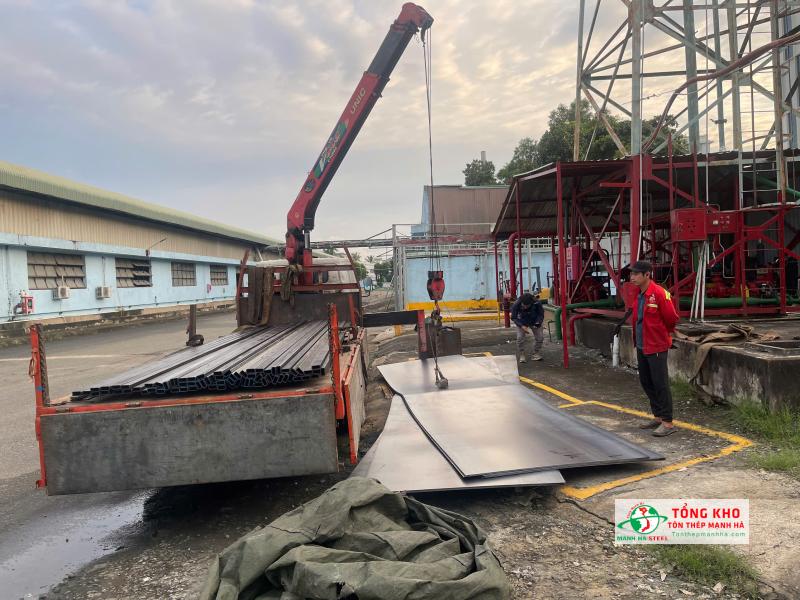 Giao 20 tấm thép Posco 10mm và thép hộp đen cho Công ty Sơn Hải tại Quận 7