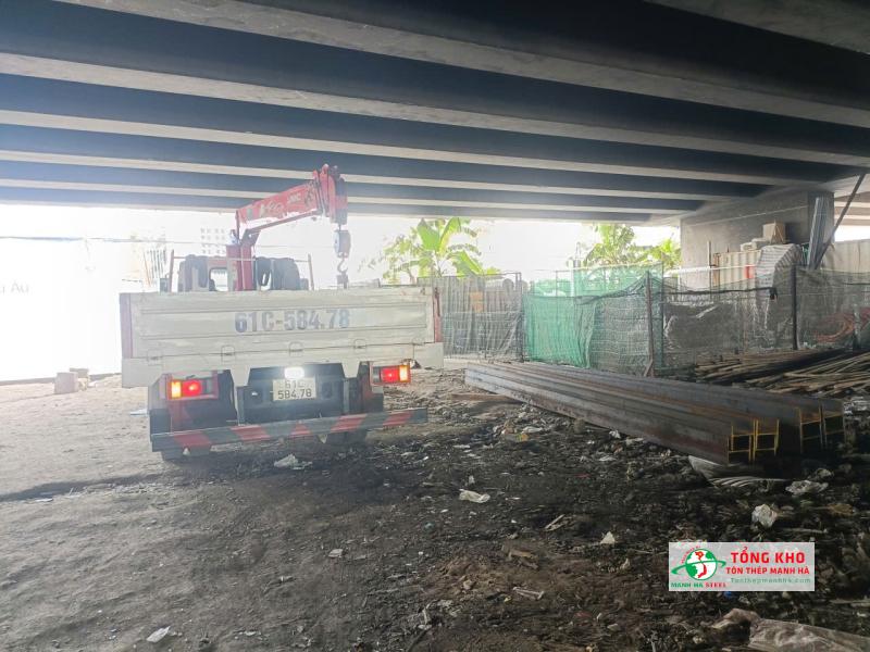 Giao 20 cây thép hình H200 Posco cho Cửa hàng Điện nước Kiều Linh trên đường Nguyễn Văn Quỳ, Quận 7