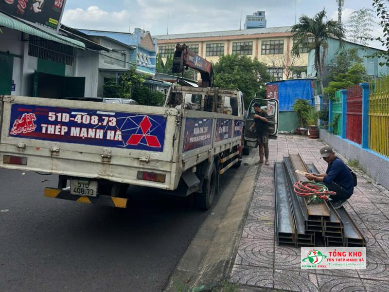 Xuất kho thép I200x100 Posco phục vụ thi công kết cấu mái tại khu Bến Bình Đông, Quận 8