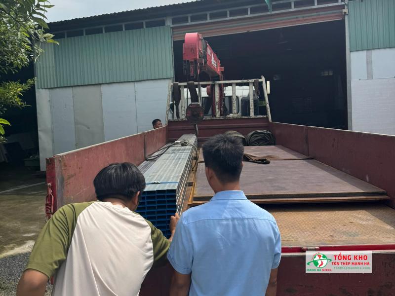 Giao 5 tấm thép Posco dày 10 ly và thép hộp cho công ty may mặc tại KCN Tân Bình
