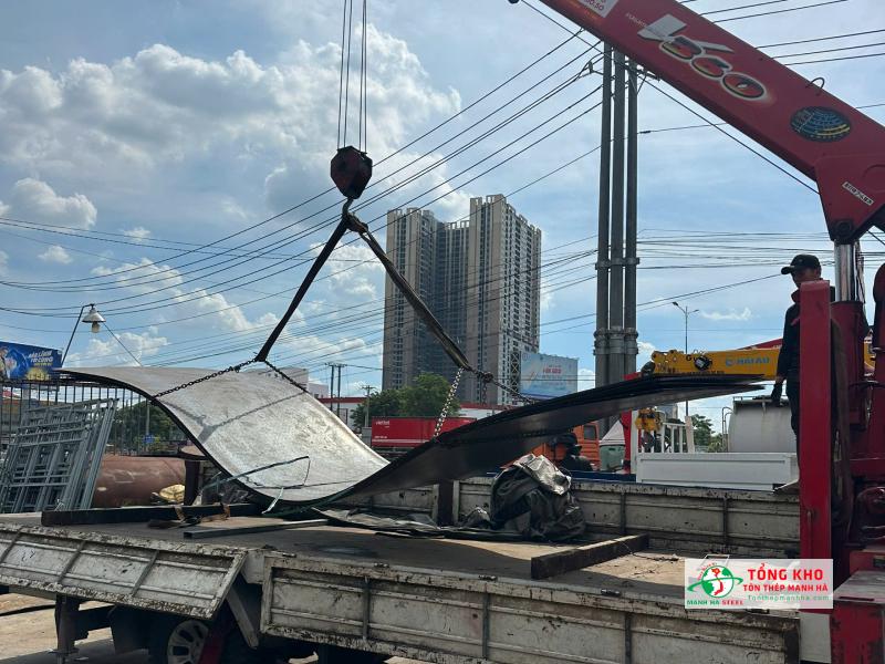 Giao 4 tấm thép Posco đen khổ lớn cho xưởng cơ khí tại khu Hòa Thạnh, Quận Tân Phú