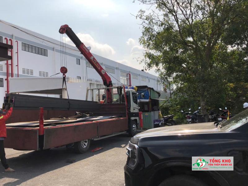 Xe giao 12 cây thép Posco H200 cho công trình nhà xưởng tại khu vực Tây Thạnh, Quận Tân Phú
