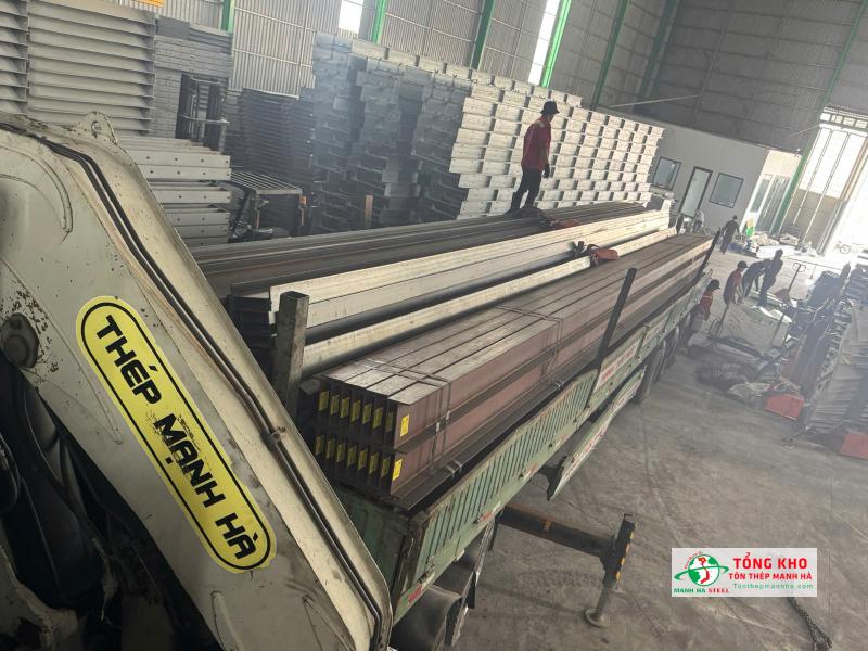 Giao 90 tấn thép hình I, H các loại, thép V và thép tấm mạ kẽm Posco cho xưởng cơ khí tại Cái Bè, Tiền Giang