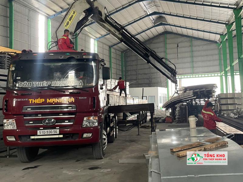 Tôn Thép Mạnh Hà luôn chủ động nguồn hàng, hỗ trợ xe cẩu, xe tải phù hợp bốc xếp nhanh tại vị trsi giao thép An Khánh ở Tây Ninh