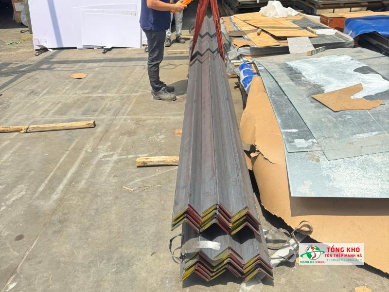 120 cây thép hình V50 An Khánh giao thi công kho logistics tại TP. Thuận An