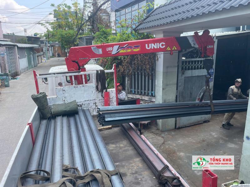Giao 67 cây thép I150 An Khánh phục vụ thi công khung mái nhà xưởng tại đường Ung Văn Khiêm, Quận Bình Thạnh