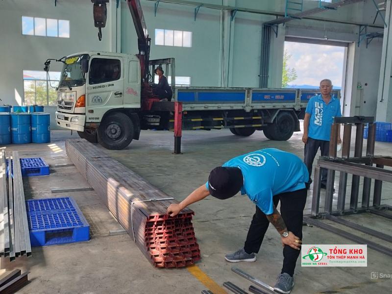Bàn giao 50 cây thép U150 An Khánh nhà ưởng cơ khí tại xã Tân Thới Nhì, Huyện Hóc Môn