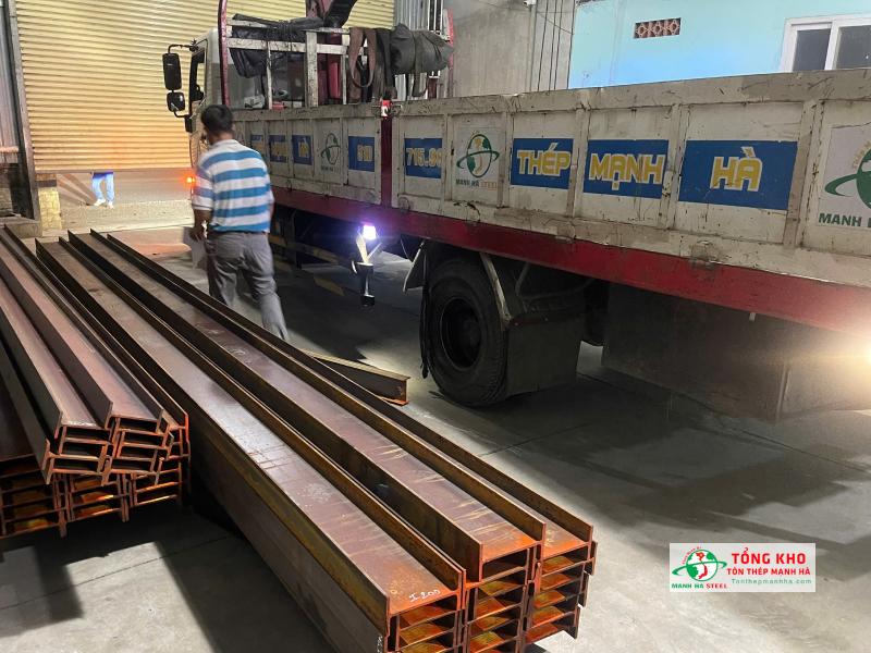 Bàn giao 65 cây thép I150 An Khánh cho xưởng cơ khí gia công cửa thép trên đường Đặng Văn Ngữ, Quận Phú Nhuận