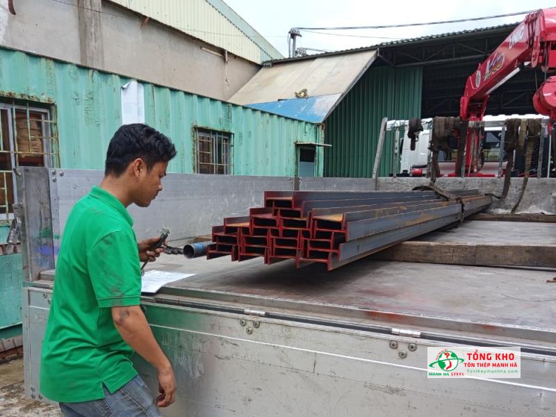 Giao 25 cây thép hình I200 An Khánh đến công trình cải tạo văn phòng trên đường Nguyễn Huệ, phường Bến Nghé, Quận 1