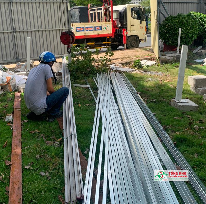 Giao 30 cây thép V30x30x1.0 An Khánh làm hàng rào nhà biệt thực tại Quận 1