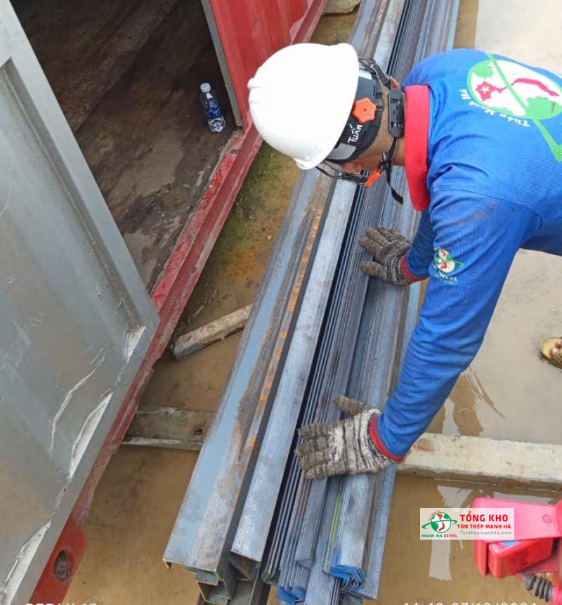 Bàn giao 40 cây thép hình V50, U80 An Khánh thi công tòa nhà băn phòng trên đường Sư Vạn Hạnh, Quận 10
