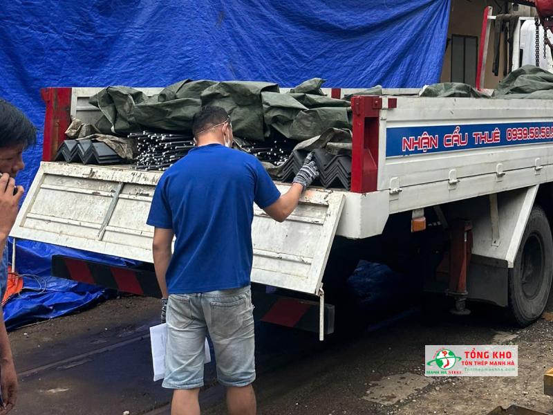Vận chuyển 50 cây thép hình V75x75x6 An Khánh đến công trình thi công cầu thang và lan can sắt trên đường Nguyễn Tri Phương, Quận 10
