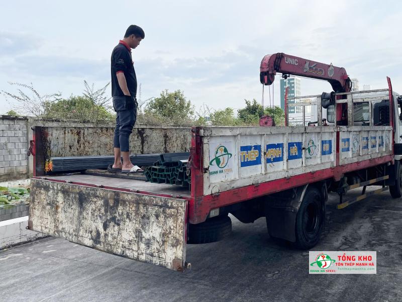 Giao 60 cây thép U và thép V An Khánh đến công trình nhà xưởng trên đường Nguyễn Văn Quá, phường Đông Hưng Thuận, Quận 12