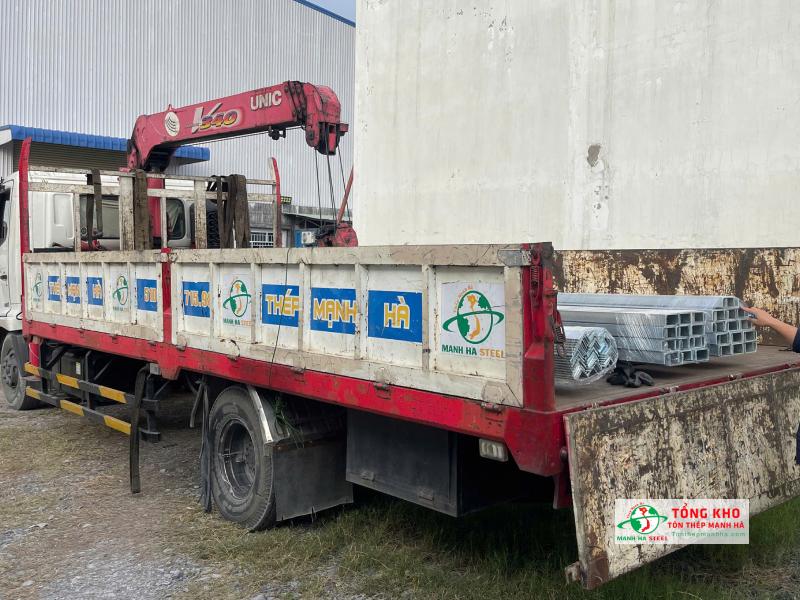 Giao 38 cây thép U100, V50 An Khánh mạ kẽm đến công trình mở rộng nhà kho tại phường Thạnh Xuân, Quận 12
