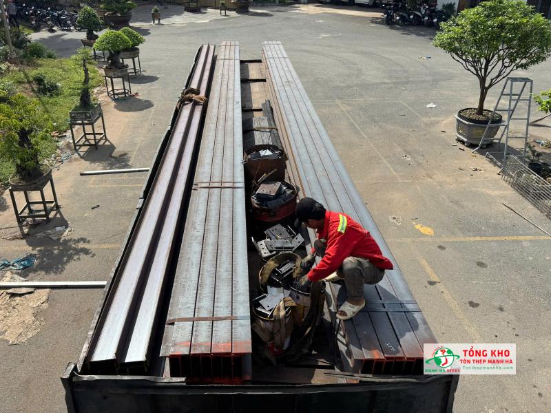 Giao thép hình I200x100 An Khánh số lượng 20 cây phục vụ gia cố kết cấu nhà phố trên đường Nguyễn Trãi, Quận 5