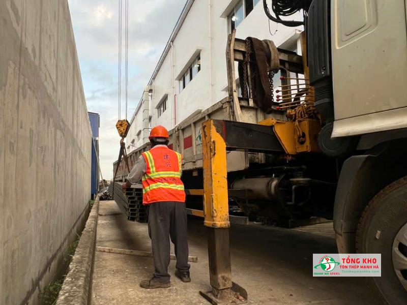 Giao 50 cây thép U150 cho công trình mở rộng trường học tại Quận 5