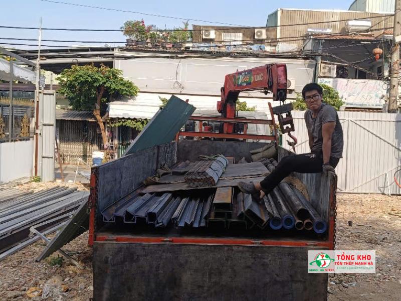 Giao thép U100, U200, V50 An Khánh số lượng 50 cây dài 6m phục vụ gia công dầm thép tại công trình nhà xưởng đường Nguyễn Văn Luông, Quận 6