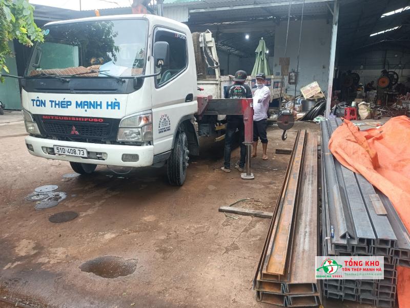 Giao 80 cây thép hình U100, U200 An Khánh đến nhà kho tại phường Tân Phú, Quận 7