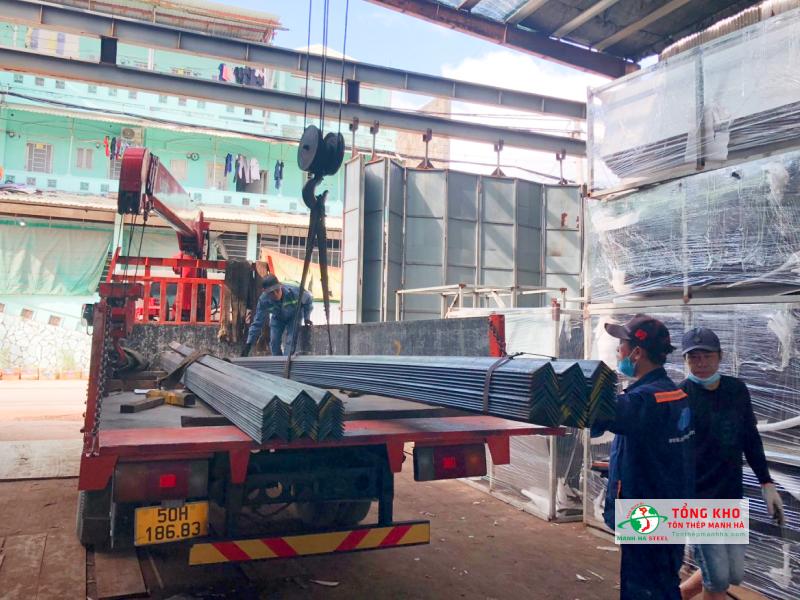 Giao 28 cây thép hình V100 An Khánh đến nhà xưởng trên đường Nguyễn Văn Linh, Quận 7