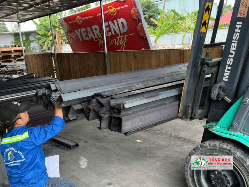 Bàn giao 45 cây U200 An Khánh cho xưởng cơ khí tại đường Phạm Thế Hiển, Quận 8