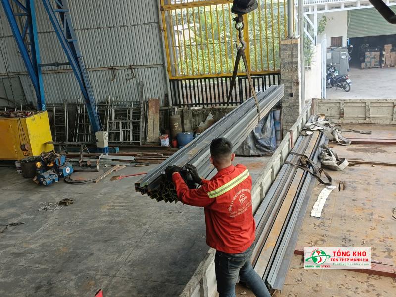Giao 90 cây thép hình U100 An Khánh cho xưởng cơ khí trên đường Phạm Văn Bạch, Quận Tân Bình