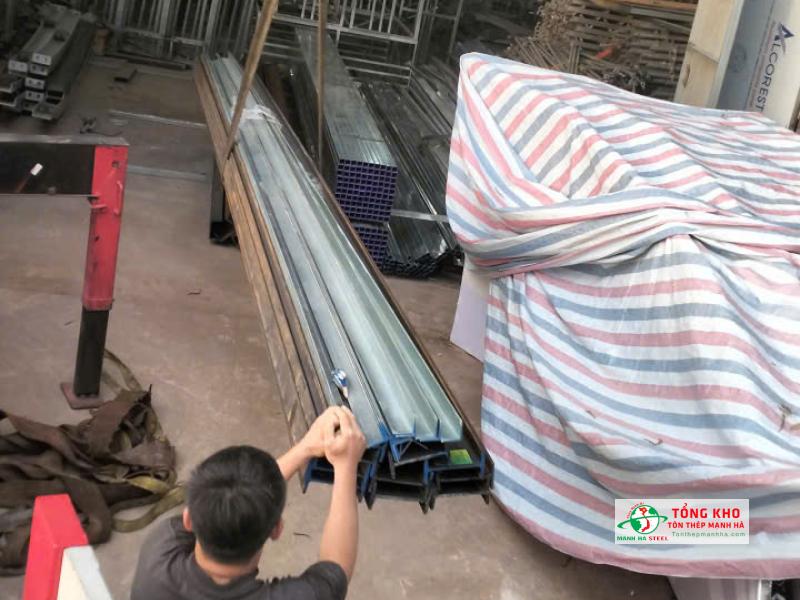 Bàn giao 30 cây thép I100 An Khánh cho xưởng cơ khí gia công khung sắt tại đường Tân Kỳ Tân Quý, Quận Tân Phú