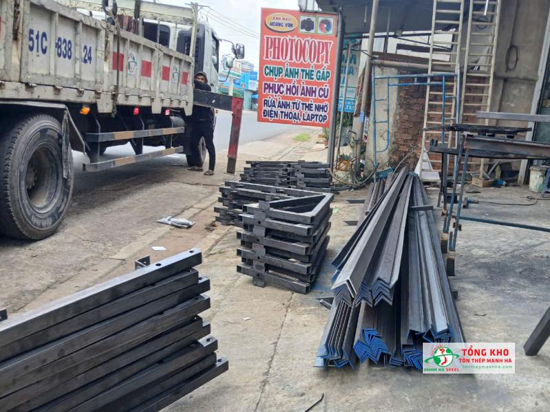 Giao 45 cây thép V75 An Khánh cho xưởng cơ khí tại Bến Cầu