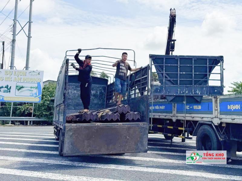 Giao 40 cây thép V60 An Khánh cho trang trại chăn nuôi, Tân Phước Tiền Giang làm mái che và khung chuồng
