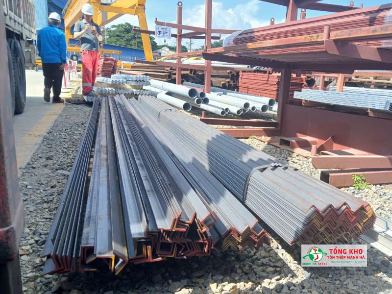Hoàn thành đơn hàng 45 cây thép V50 cho dự án kết cấu thép tại cảng Cái Mép, TP. Phú Mỹ