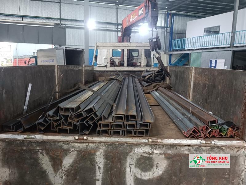 Thép U100 An Khánh được Tôn Thép Mạnh Hà giao đến xưởng cơ khí tại Phú Nhuận