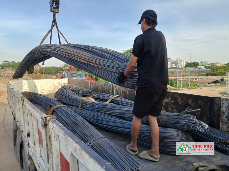 Giao 8 tấn thép Pomina CB400-V D16, D20 đến công trình nhà xưởng tại xã Lê Minh Xuân, Huyện Bình Chánh