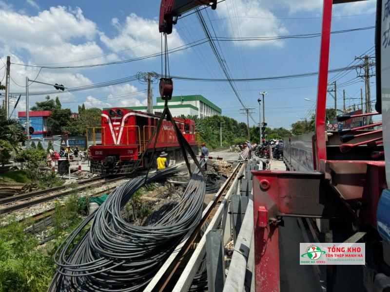 Giao 2 tấn thép cây Pomina phi 20 cho công trình đường sắt Bình Dương