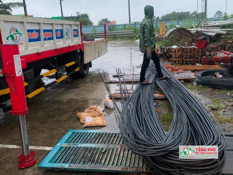 Vận chuyển 30 tấn thép Pomina D12, D16, D20 cho công trình chung cư tại khu vực Ung Văn Khiêm, Quận Bình Thạnh