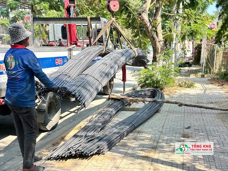 Giao 1.7 tấn thép xây dựng Pomina Phi 12 CB3 + 30kg kẽm buộc cho công trình biển Cần Giờ