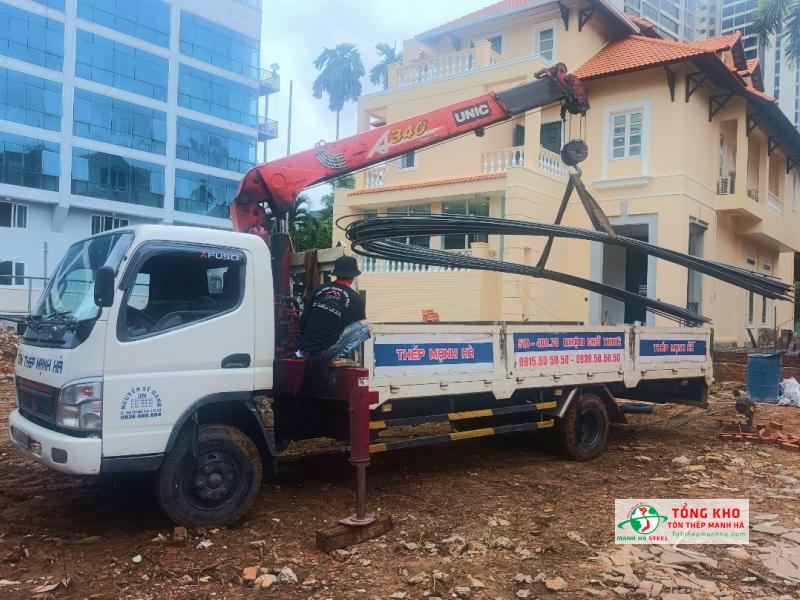 Vận chuyển 3 tấn thép Pomina D16 CB400-V phục vụ thi công móng và cột nhà phố trên đường Phan Văn Trị, Quận Gò Vấp