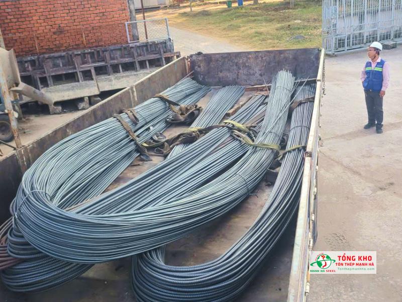 Sắt xây dựng Pomina Phi 6 – 2 tấn, Phi 8 – 3 tấn, Phi 10 – 250 cây, Phi 16 – 300 cây, Phi 18 – 60 cây, kẽm buộc – 150 kg giao công trình xây dựng tại Bà Điểm 4, Hóc Môn