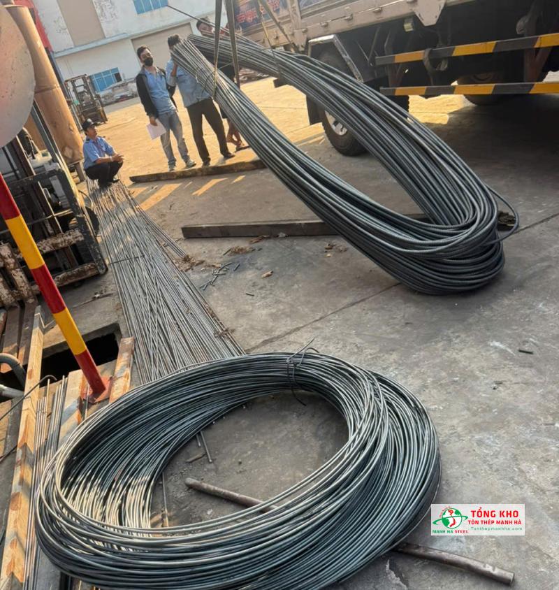 Giao thép xây dựng Pomina Phi 8 – 300kg và thép xây dựng Hòa Phát CB300-V – 115 cây cho Công ty SX Nhựa Tín Thành tại Long An