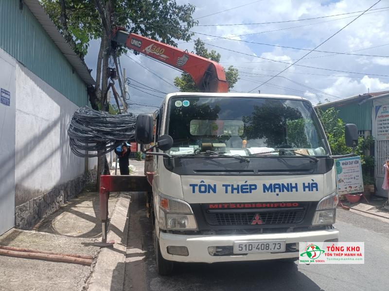 Vận chuyển 1.2 tấn thép Pomina D12 đến công trình xây mới nhà ở trên đường Nguyễn Kiệm, Quận Phú Nhuận