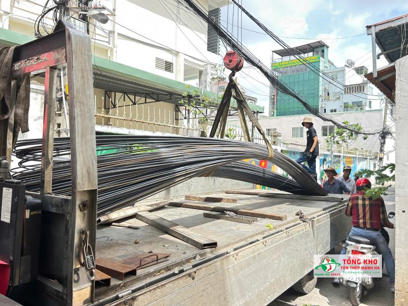 Giao 12 tấn thép Pomina CB400-V D16 cho công trình nhà phố đường Ba Tháng Hai, Quận 10