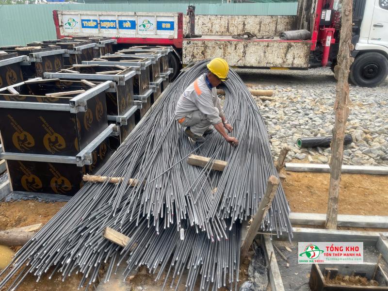 Giao 18 tấn thép Pomina D25 CB500-V phục vụ thi công tòa nhà văn phòng đường Cách Mạng Tháng Tám, Quận 10