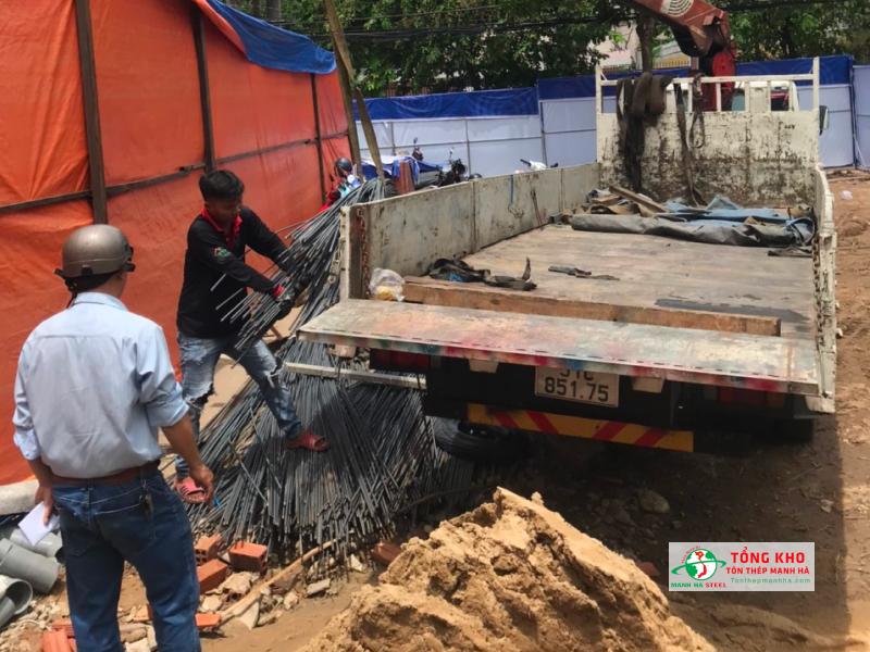Bàn giao 15 tấn thép cây Pomina D20 CB400-V cho công trình đường Tô Hiến Thành, Quận 10