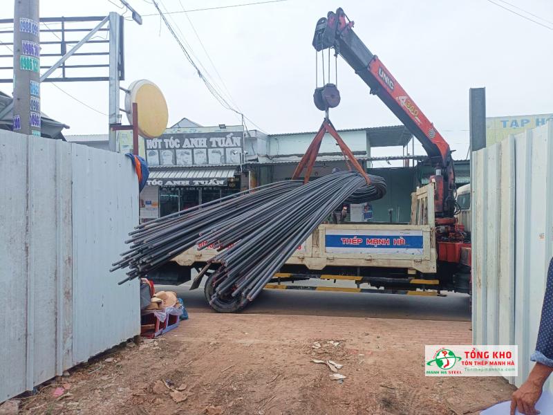 Vận chuyển 7 tấn thép Pomina D12, D14 cho công trình nhà phố trên đường Hoàng Diệu, Quận 4