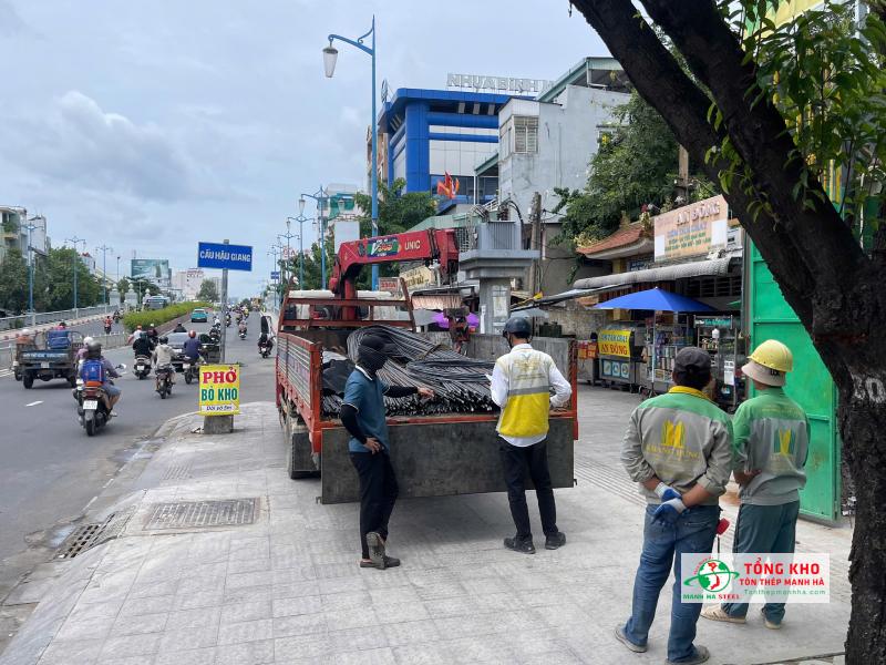 Giao 10 tấn thép Pomina D16, D20 CB400-V cho công trình mặt bằng kinh doanh tại đường Hậu Giang, Quận 6