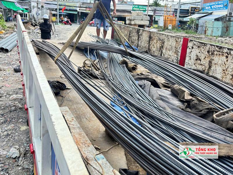 3 tấn thép Pomina D12, D20 giao cho công trình làm đường tại Lê Văn Lương, Quận 7